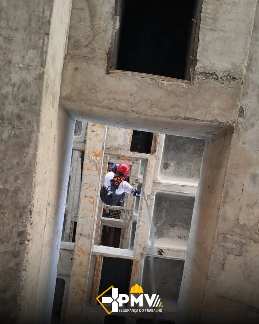 Reciclagem do Curso de Salvamento em Altura — Eng. Matheus Viana