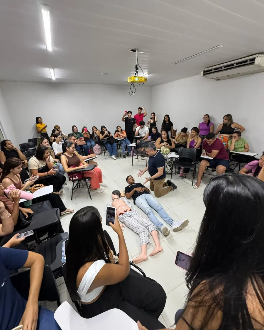 Palestra sobre Segurança do Trabalho e Primeiros Socorros — UNIASSELVI